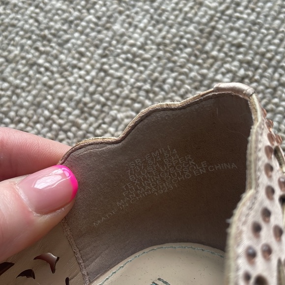 Women’s Betsey Johnson Heal - Picture 3 of 3